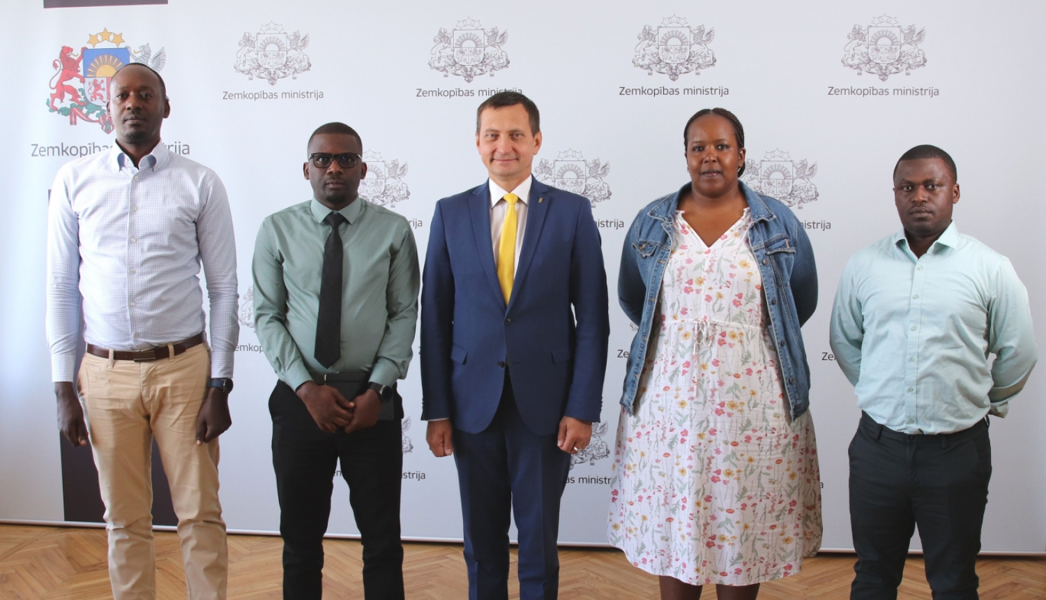 Ruandas delegācija un ministrs