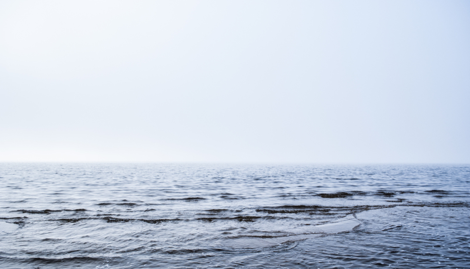 Jūras skats ar nelieliem viļņiem