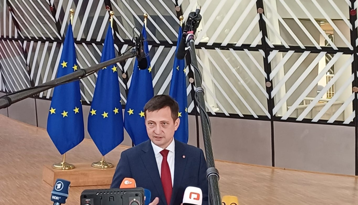 Zemkopības ministrs Armands Krauze sniedz interviju ārvalstu žurnālistiem ES Lauksiamniecības un zivsaimniecības ministru padomē Briselē