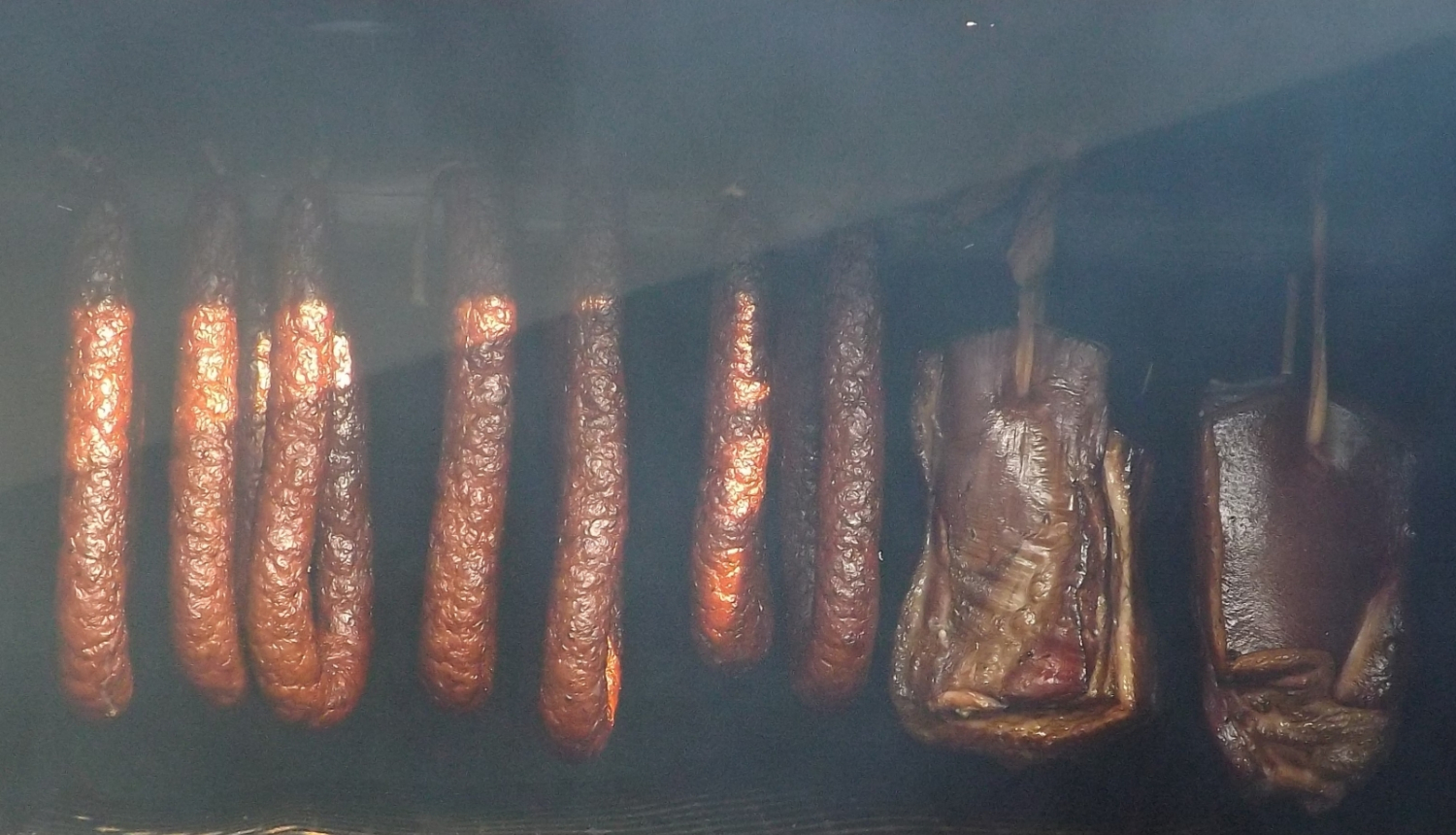 skats kūpinātavā, kur smaržģos dōmos kūpinās desas un cūkas šķiņķis