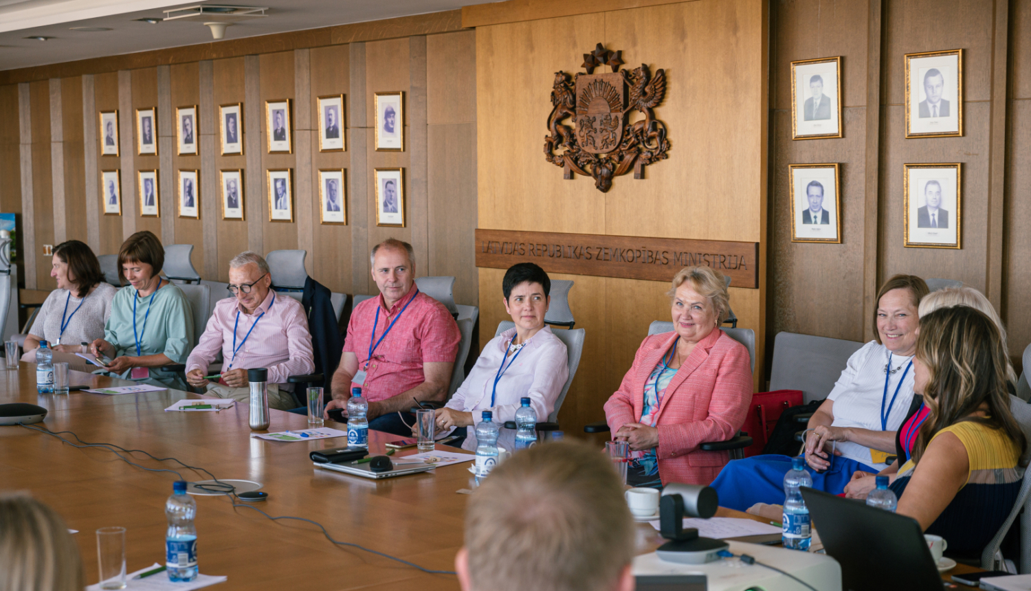 Ministrijā pie galda sēž diskusija par ilgtspējīgu iepakojumu dalībnieki, centrā - bijusī LBTU rektore Irina Pilvere