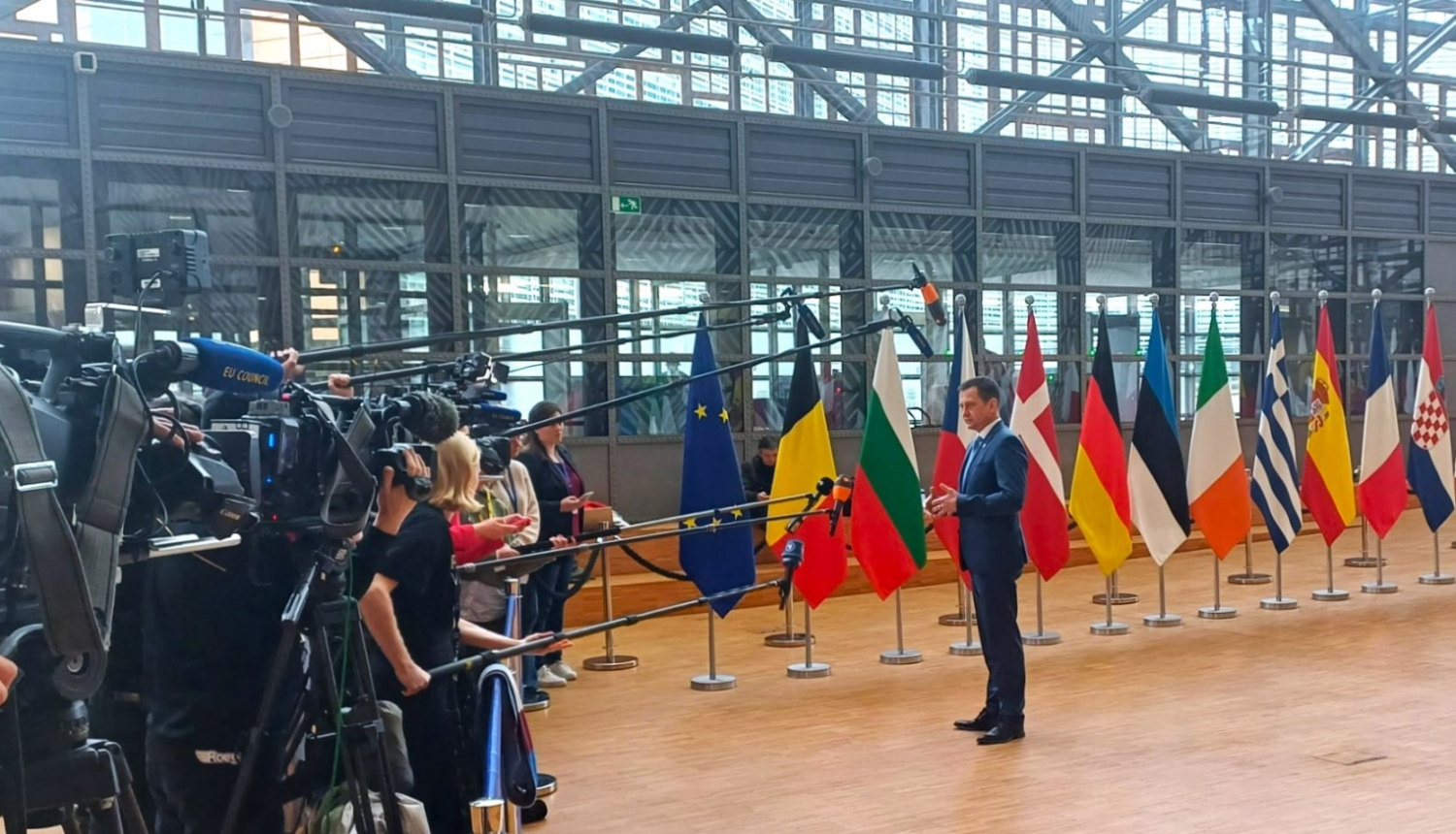 zemkopības ministrs Armands Krauze Briselē pirms padomes sēdes sniedz interviju ārvalstu medjiem