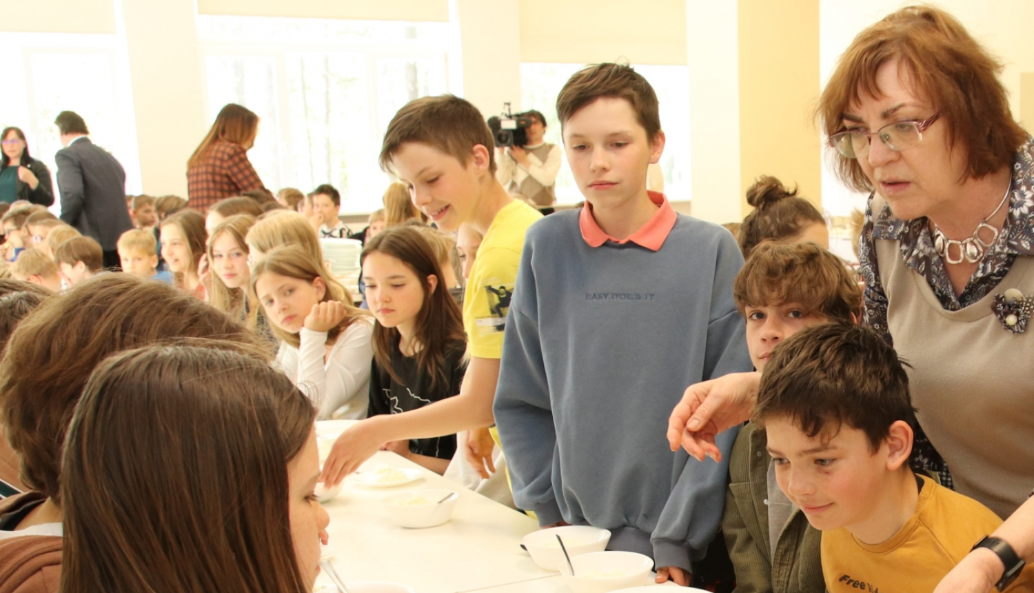 skolēnu maltīte skolas ēdamzālē