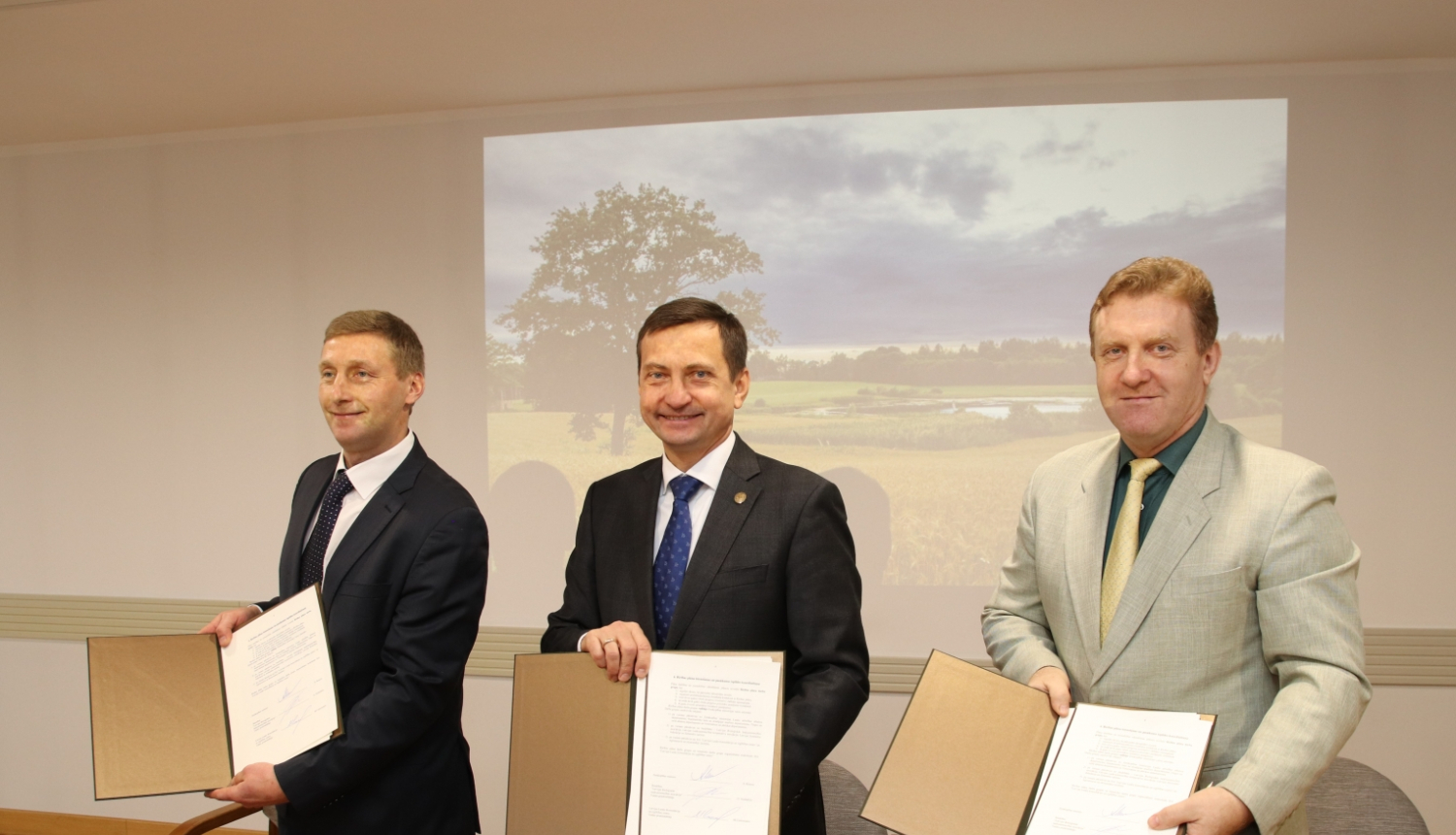 zemkopības ministrs Armands Krauze, Latvijas Bioloģiskās lauksaimniecības ascoiācijas vadītājs Gustavs Norkārklis un Latvijas Lauku konsultāciju un izglītības centrs valdes priekšsēdētājs Mārtiņš Cimermanis paraksta Bioloģiskās lauksaimniecības attīstības rīcības plānu 2023.-2030. gadam.