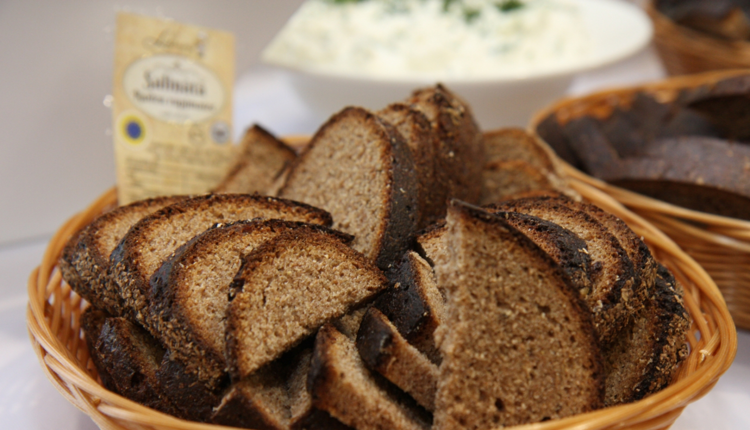 rudzu maizes šķēlītes sakārtotas pītā grozīņā uz degustāciju galda