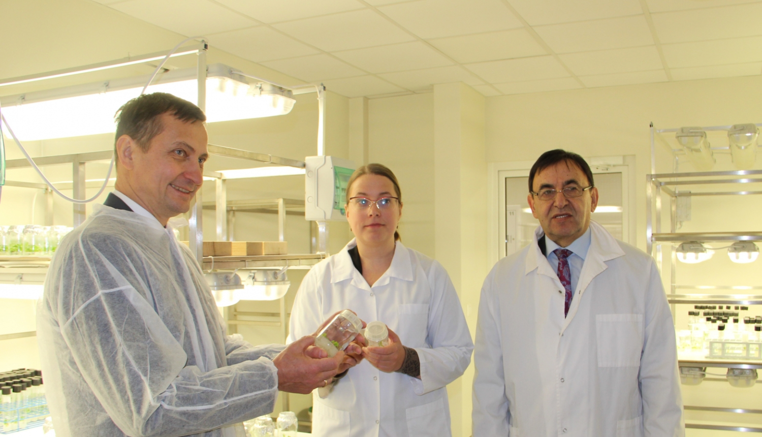 zemkopības ministrs Armands krauze laboratorijā Bulduru dārzkopības vidusskoilā