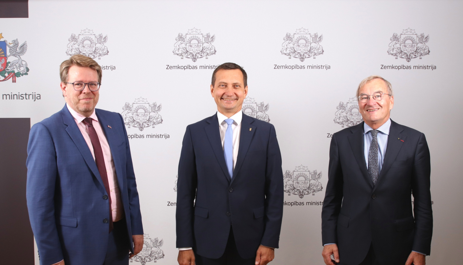 Zemkopības ministrs Armands Krauze un Francijas Zemes fondu un lauku institūciju asociācijas (ZFLIA) prezidents Emanuēls Jests (Emmanuel Hyest) pirms sanāksmes