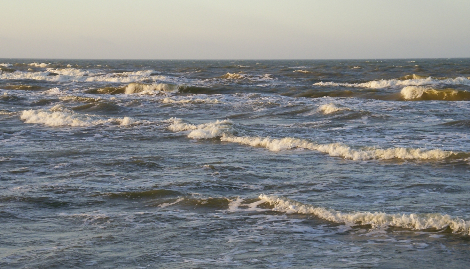 jūras skats ar viļņiem priekšplānā