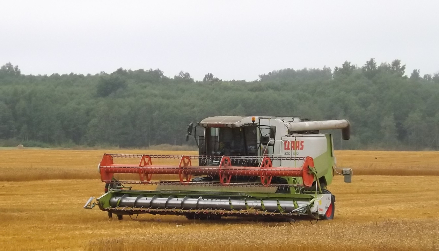 Kombains novāc ražu