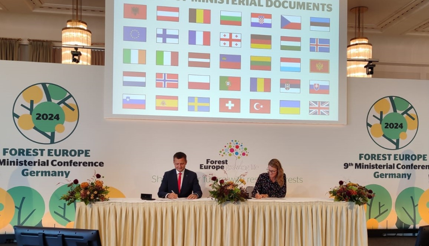 Zemkopības ministrs Armands Krauze paraksta Forest Europe deklarāciju