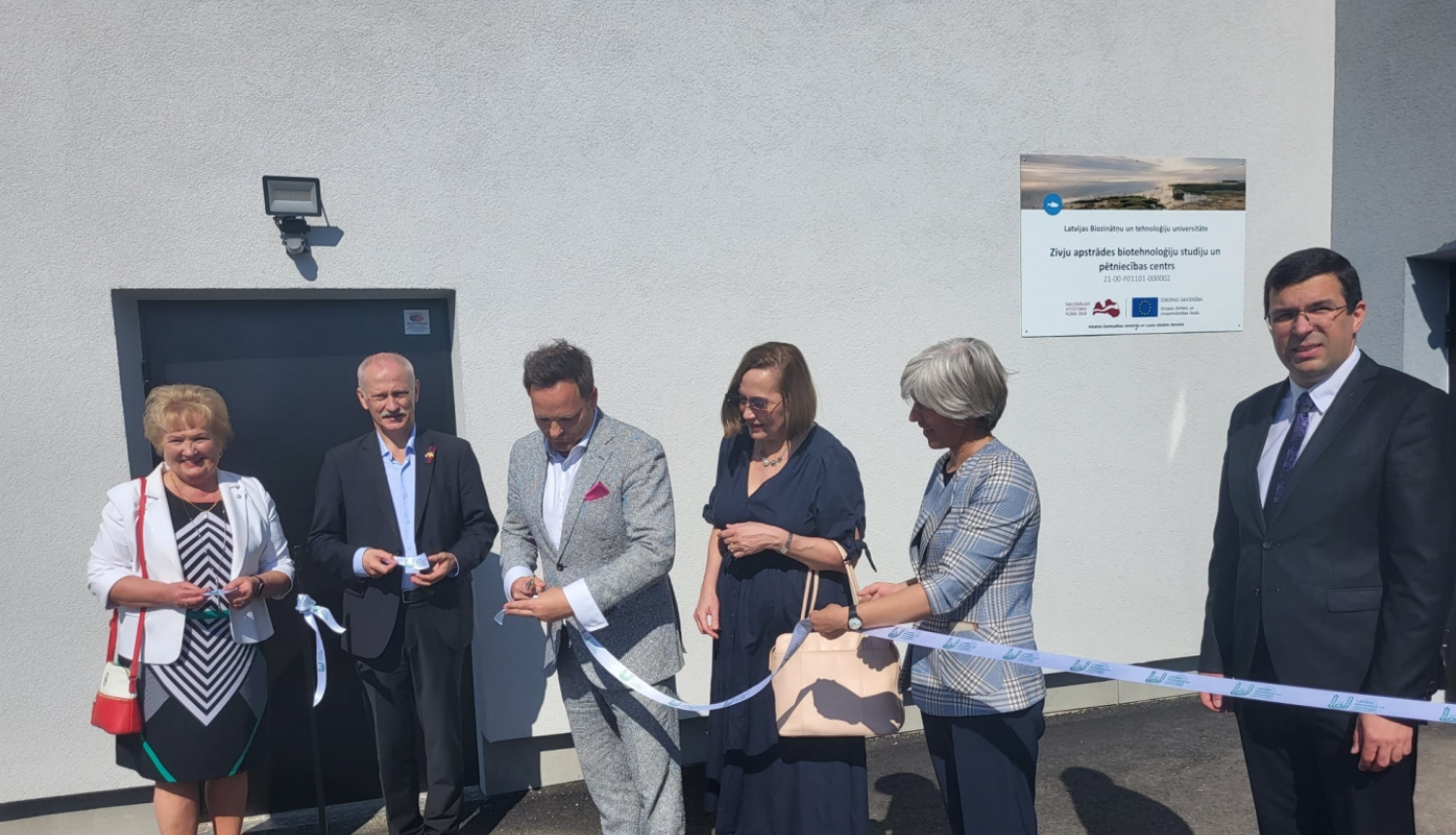 LBTU vadība un Zemkopības ministrijas valsts sekretārs Raivis Kronbergs cereomijā griež lentu jaunajam LBTU  vienīgais Zivju apstrādes biotehnoloģiju studiju un pētniecības centram