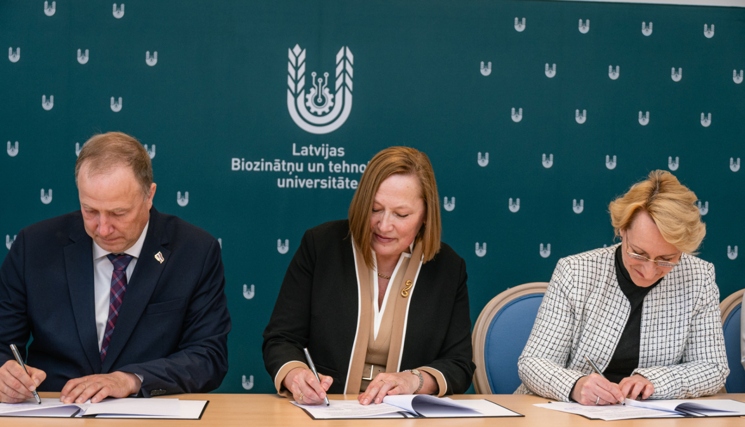 Zemkopības ministrijas valsts sekretārs Ģirts Krūmiņš, Izglītības un zinātnes ministre Dace Melbārde un LBTU rektore Irina Arhipova paraksta līgumu