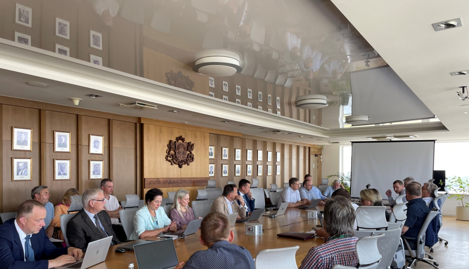 Zemkopības ministrs Armands Krauze sēž pie galda ar Latvijas Pašvaldību savienību