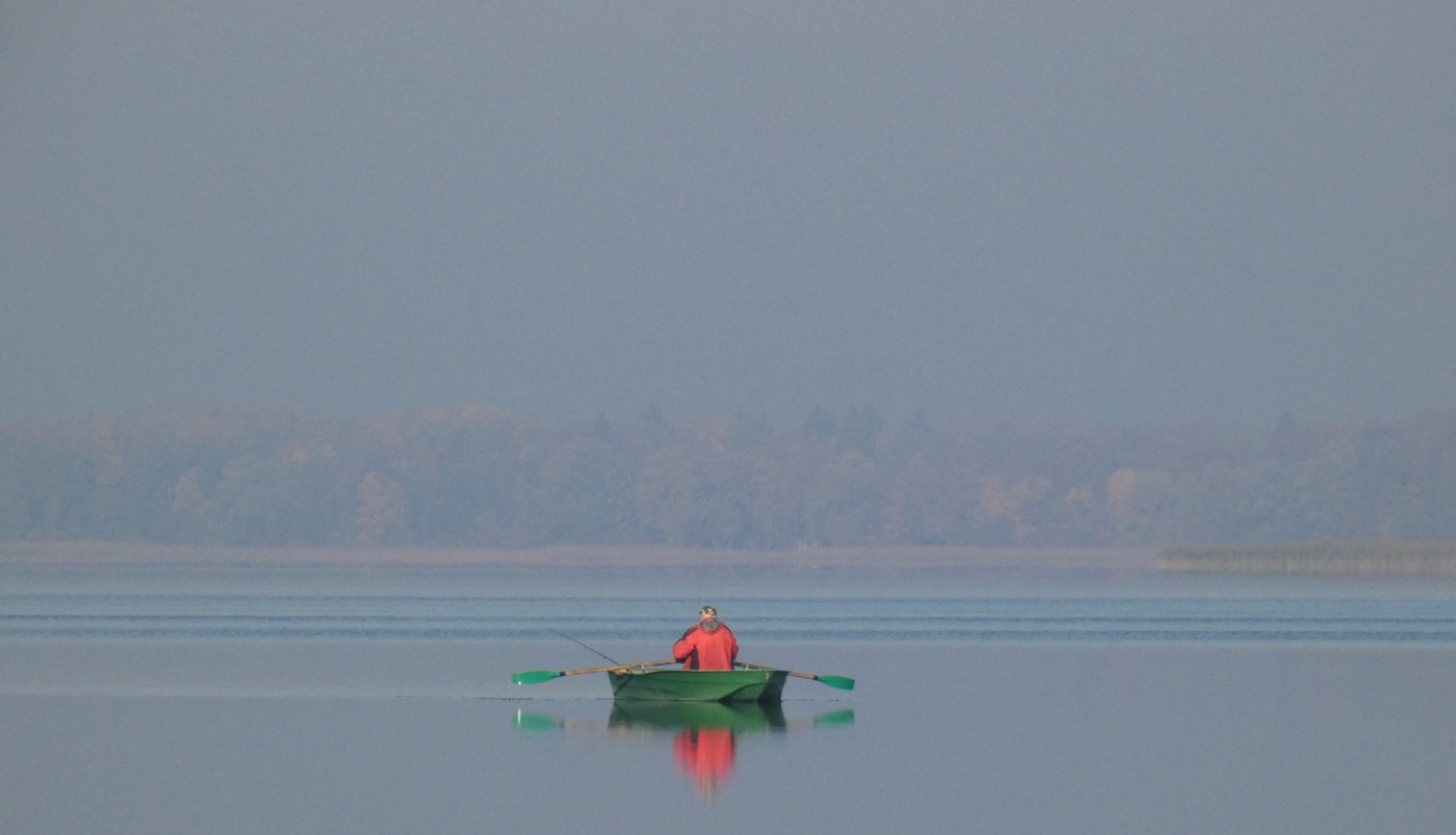 Makšķernieks skaistā ezerā