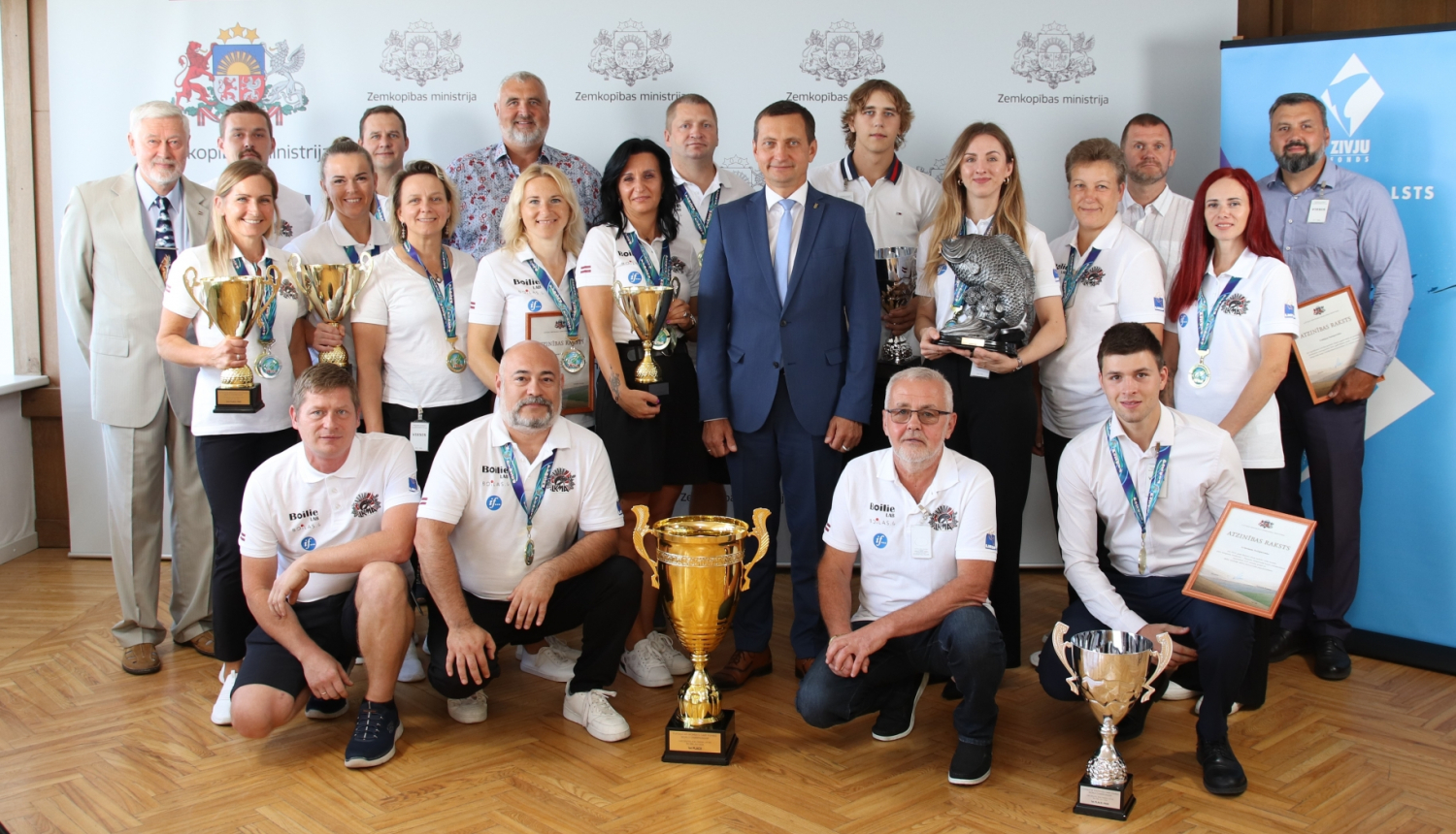 Zemkopības ministrs Armands Krauze kopā ar Latvijas makšķerēšanas sporta federācijas treneriem un sportistiem, kas izcīnīja augstvērtīgus panākumus Pasaules karpu makšķerēšanas čempionātā