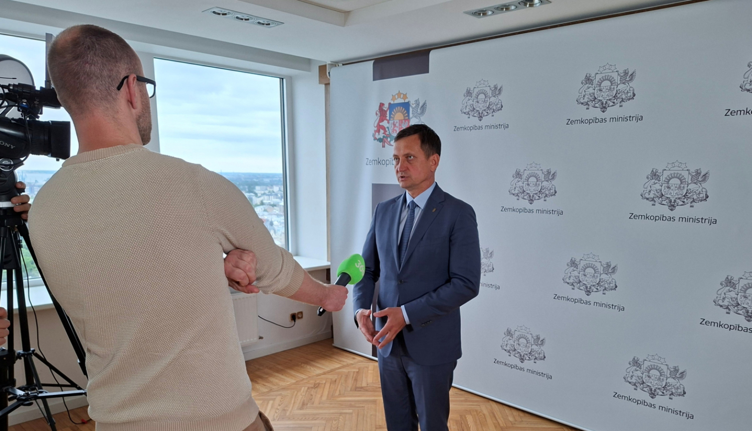 Zemkopības ministrs Armands Krauze sniedz interviju