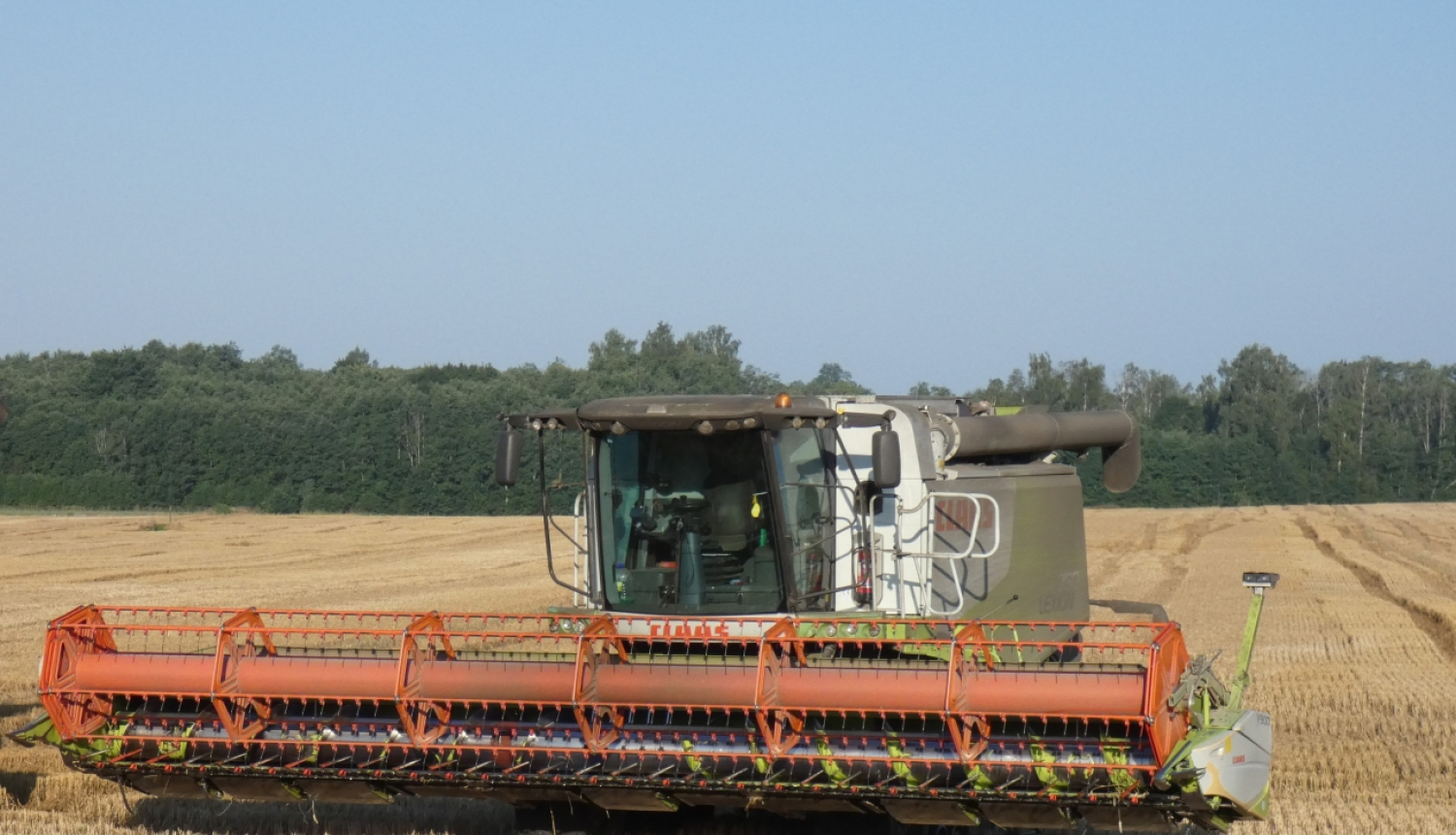 Kombains uz lauka