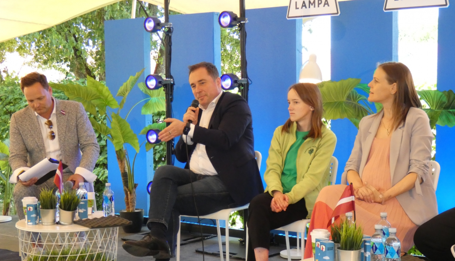 zemkopības ministrs Didzis Šmits sarunu festivālā Lampa-2023 diskutē par skolēnu ēdināšanas uzlabošanu izglītības iestādēs.