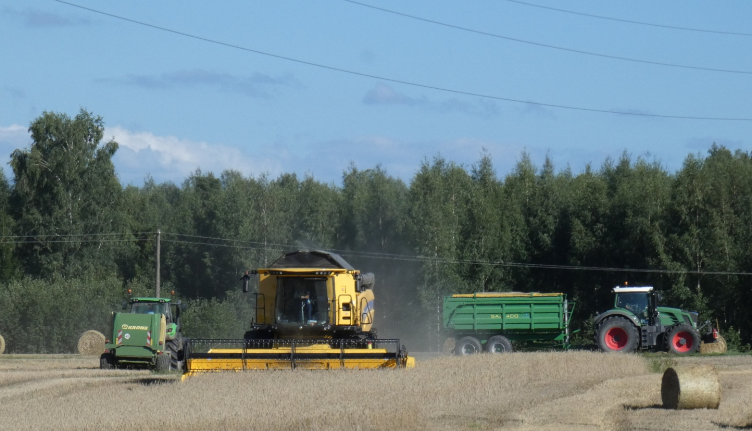 kombains novāc graudaugu ražu