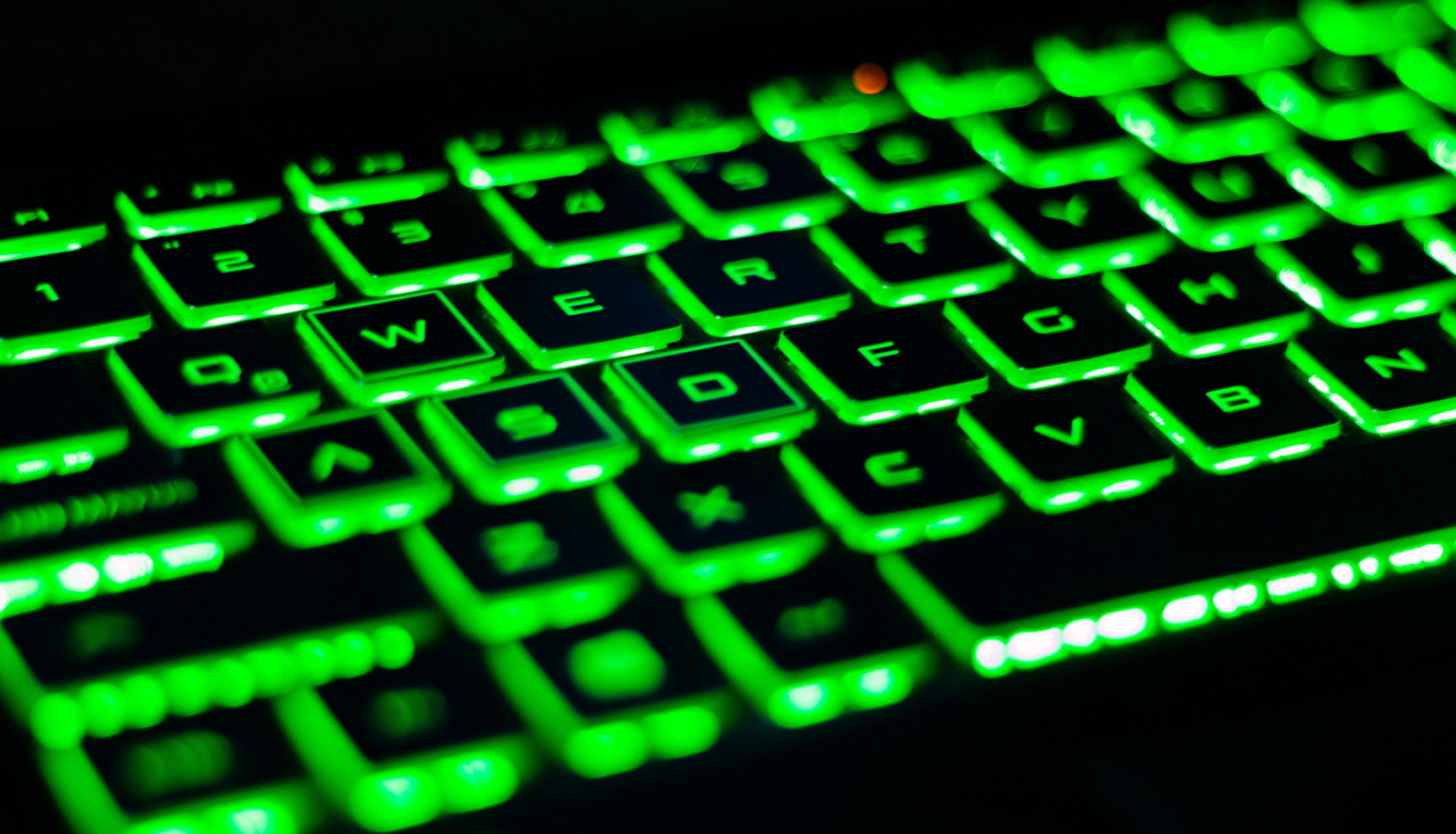 Zaļā neona krāsā izgaismota tastatūra 