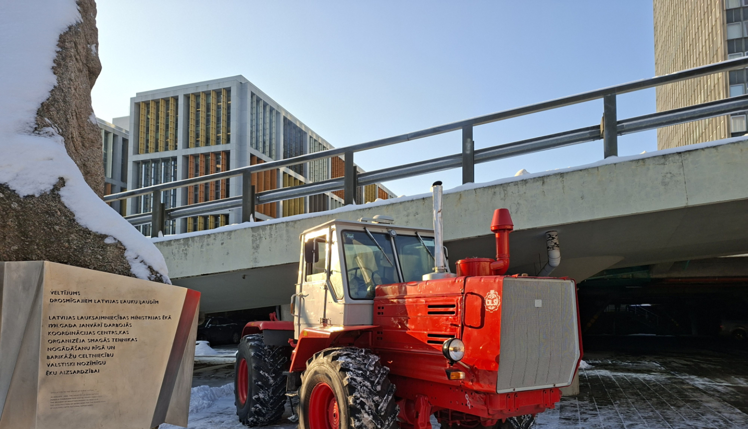 Barikāžu laika traktors pie Zemkopības ministrijas ēkas
