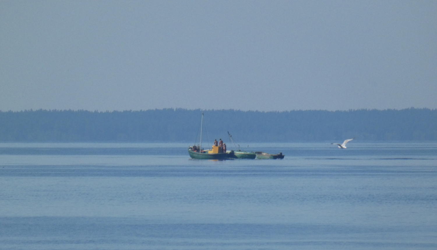 Zvejas laiva jūrā agrā rītā 