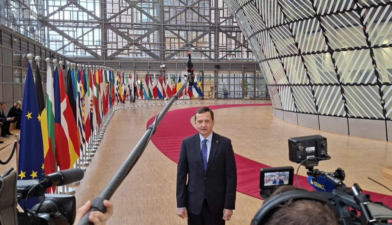 Zemkopības ministrs sniedz interviju ES Lauksaimniecības ministru padomē Briselē