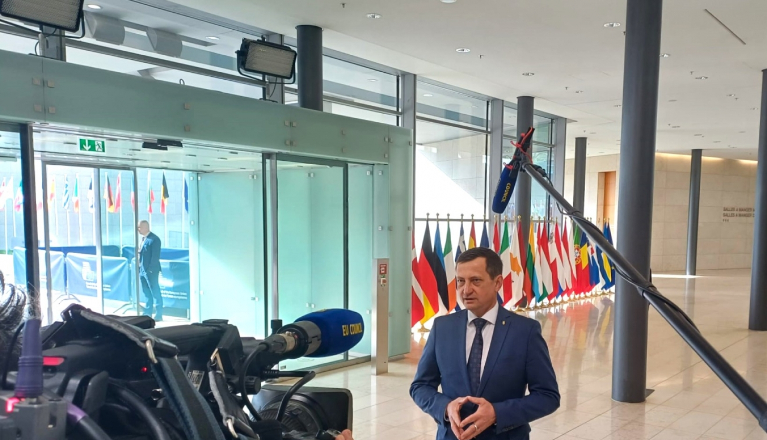 Zemkopības ministrs Armands Krauze pirms ES Lauksaimniecības un zivsaimniecības ministru padomes sēdes Luksemburgā uzrunā žurnālistus