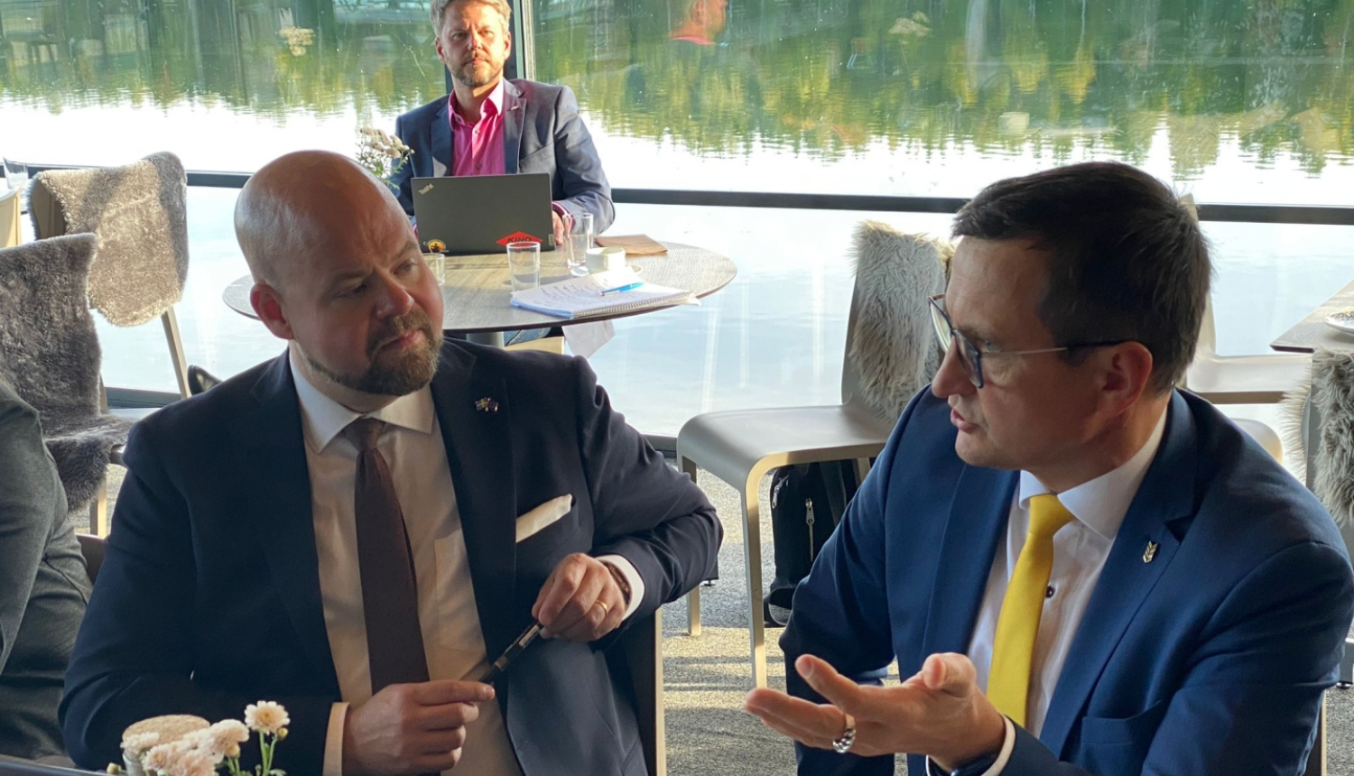 Zemkopības ministrs Armands Krauze sarunājas ar kolēģi
