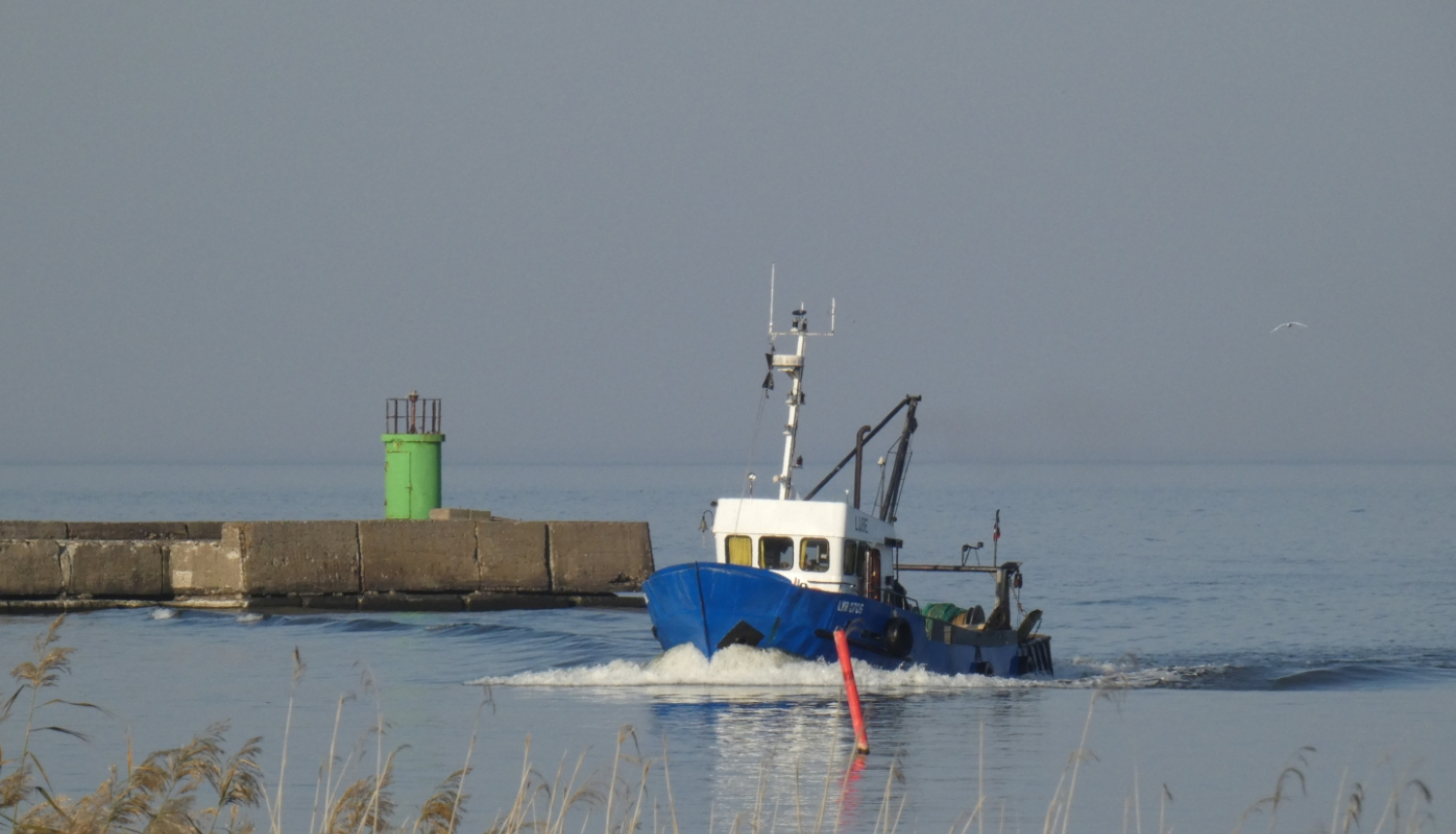 Zvejas kuģis brauc krastā