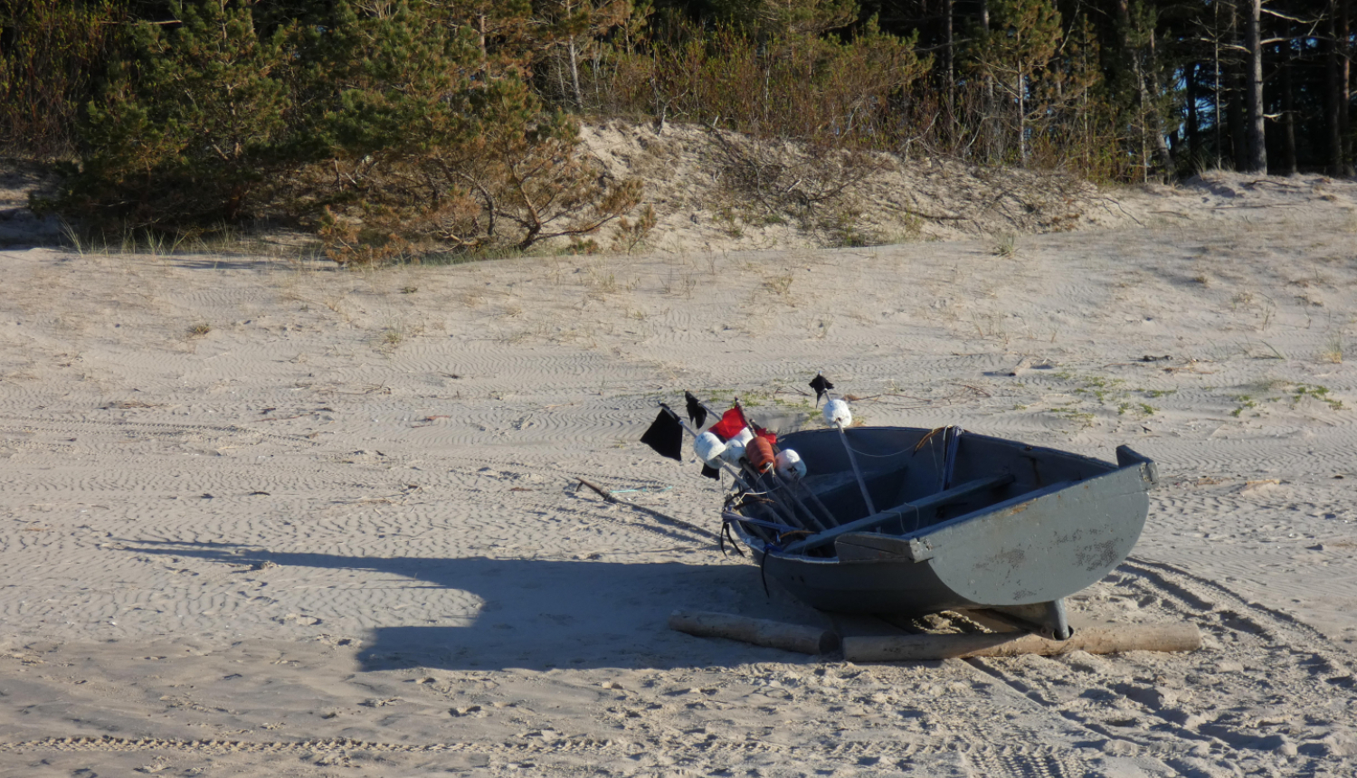 Zvejas laiva liedagad smiltīs