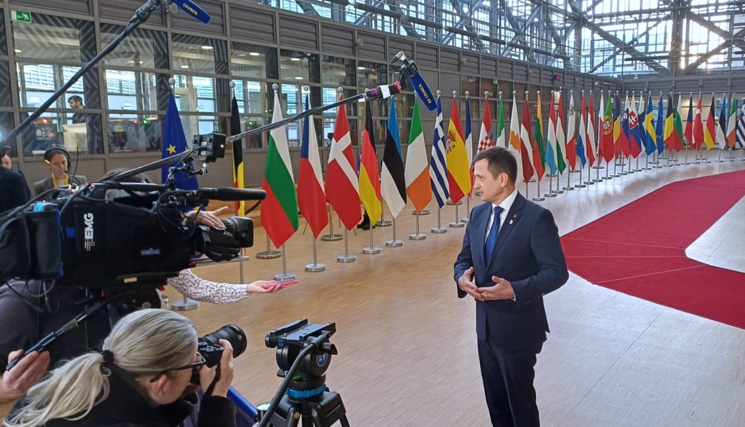zemkopības ministrs Armands Krauze sniedz interviju ārvalstu žurnālistiem Briselē