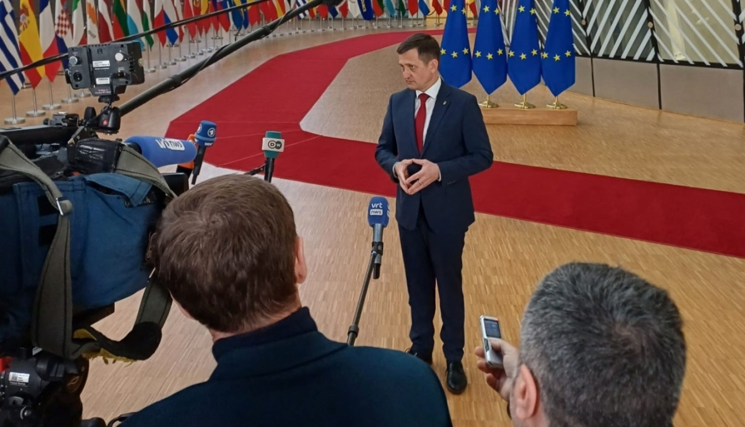 zemkopības ministrs Armands krauze sniedz interviju ārvalstu žurnālistiem Briselē pirms ES Lauksaimniecības un zivsaimniecības padomes sanāksmes