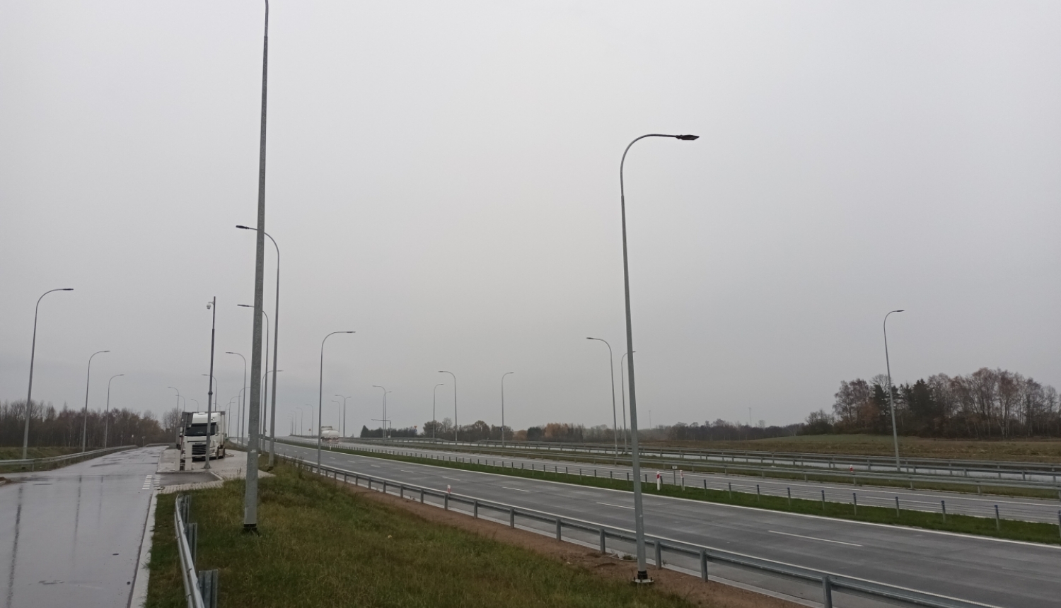 tukša šoseja vēla rudens lietainā dienā Polijā