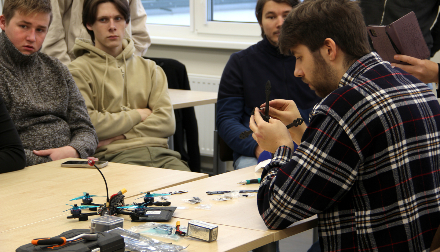 Jaunieši mācās komplektēt dronus 