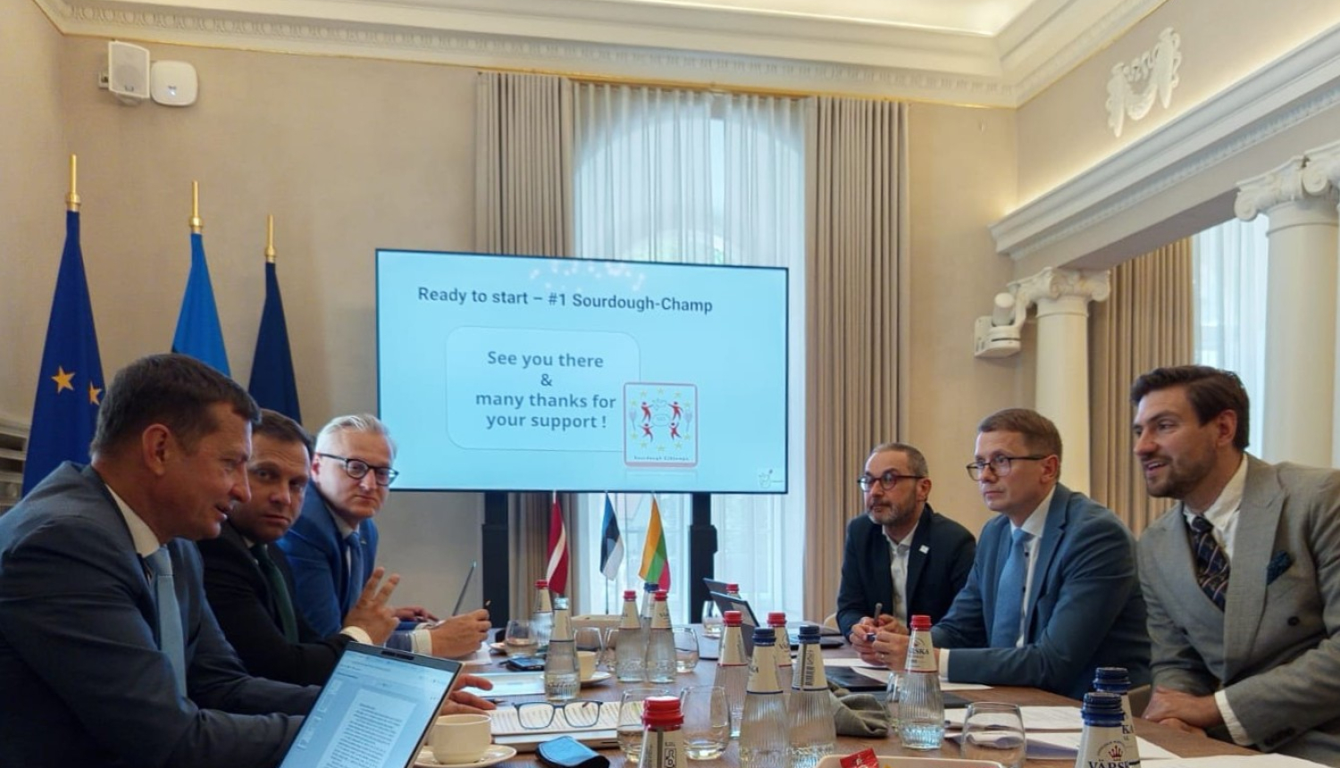 Baltijas valstu lauksaimniecības ministri sēž ap galdu un sarunājas 