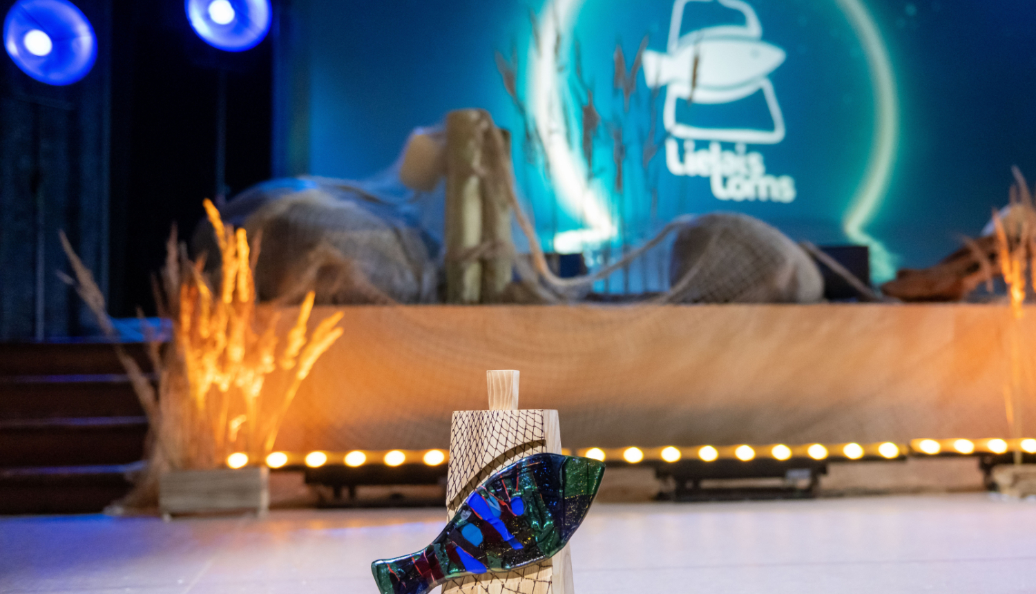 Lielā loma balva ar ceremonijas skatuvi fonā no pērnā gada