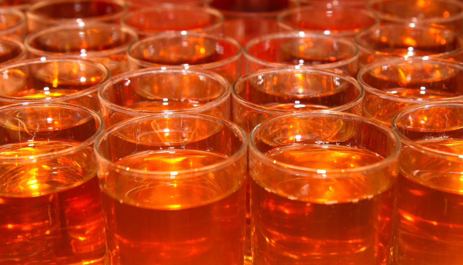 Daudz glāzes ar sarkanu sulu