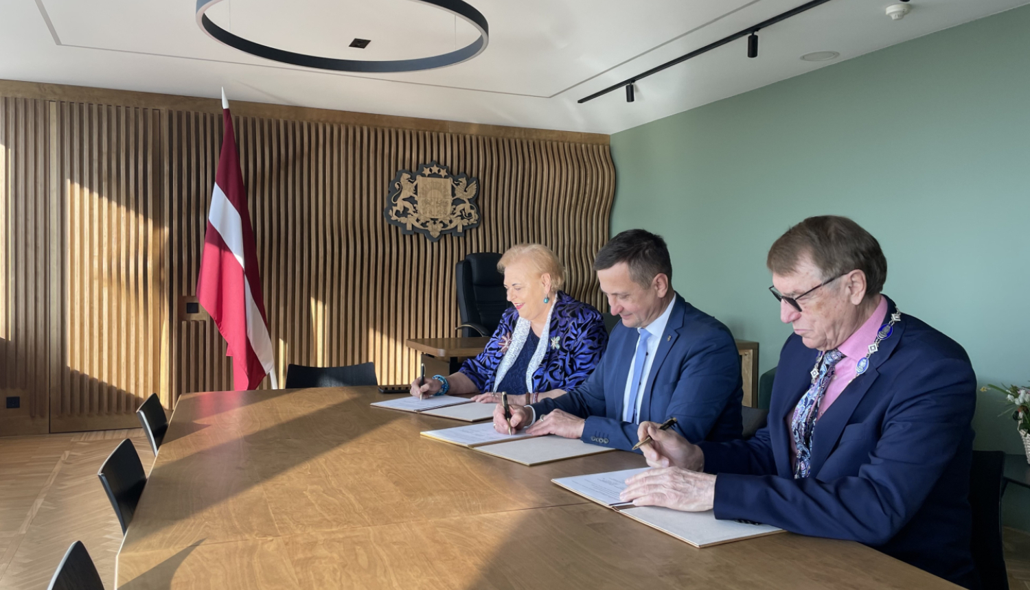 zemkopības ministrs Armands Krauze, Latvijas Zinātņu akadēmijas prezidents Ivars Kalviņš un Latvijas Lauksaimniecības un meža zinātņu akadēmijas prezidente Baiba Rivža paraksta sadarbības memorandu