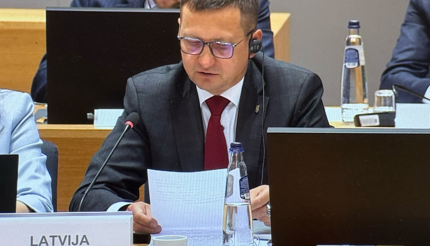 Ministrs Krauze Briselē pie galda