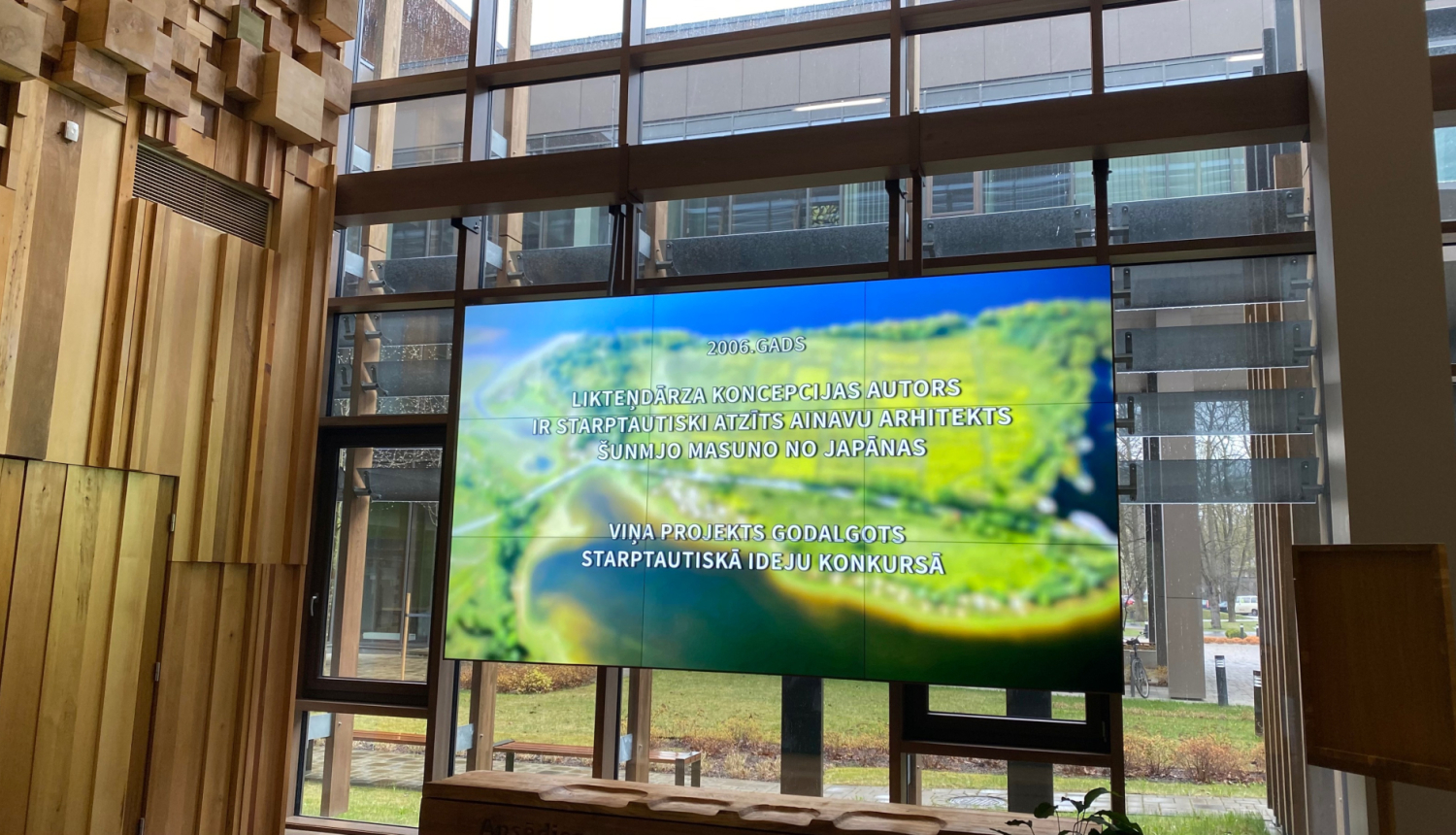 Likteņdārza projekta autora plakāts, informējošs