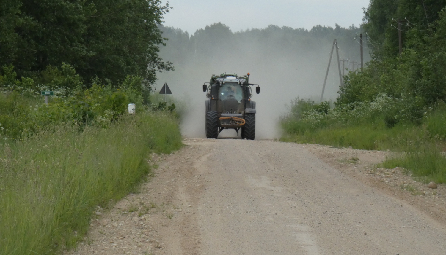 Braucošs traktors uz ceļa