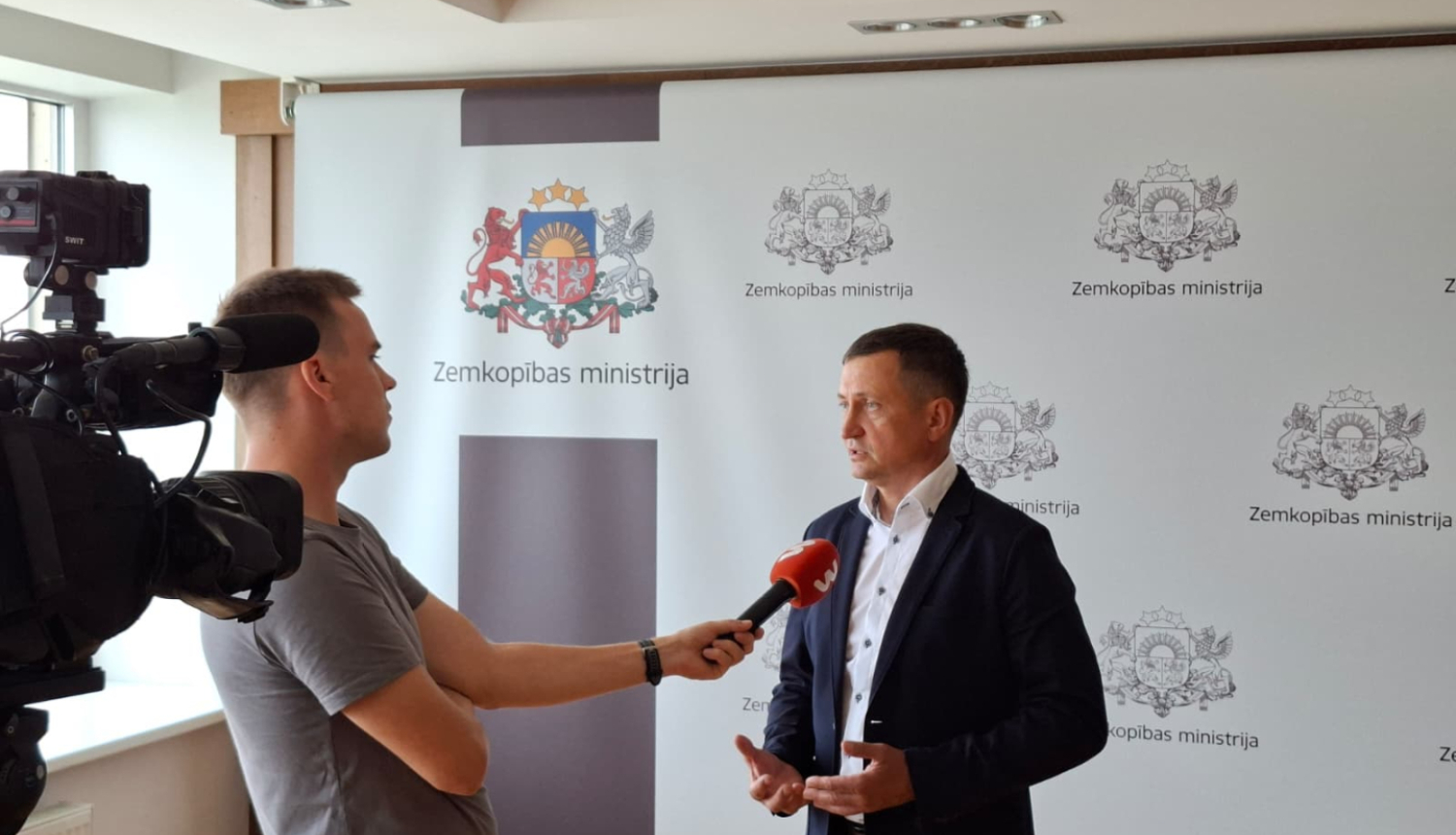 Zemkopības ministrs Armands Krauze sniedz interviju TV3 par lietavu postījumiem lauksaimniecībā