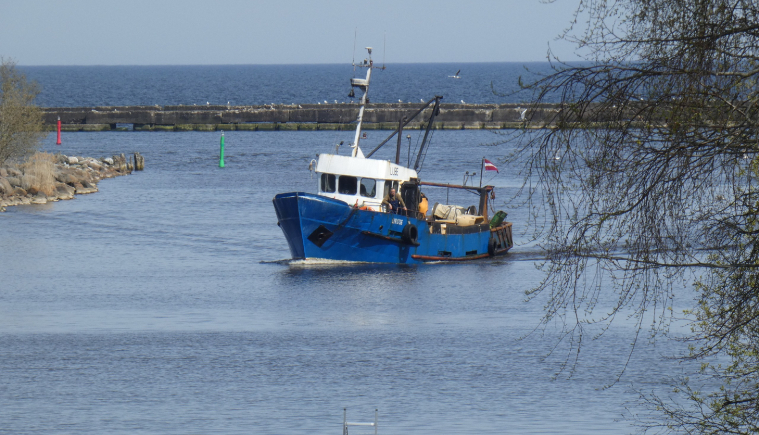 Zvejas kuģis brauc ostā