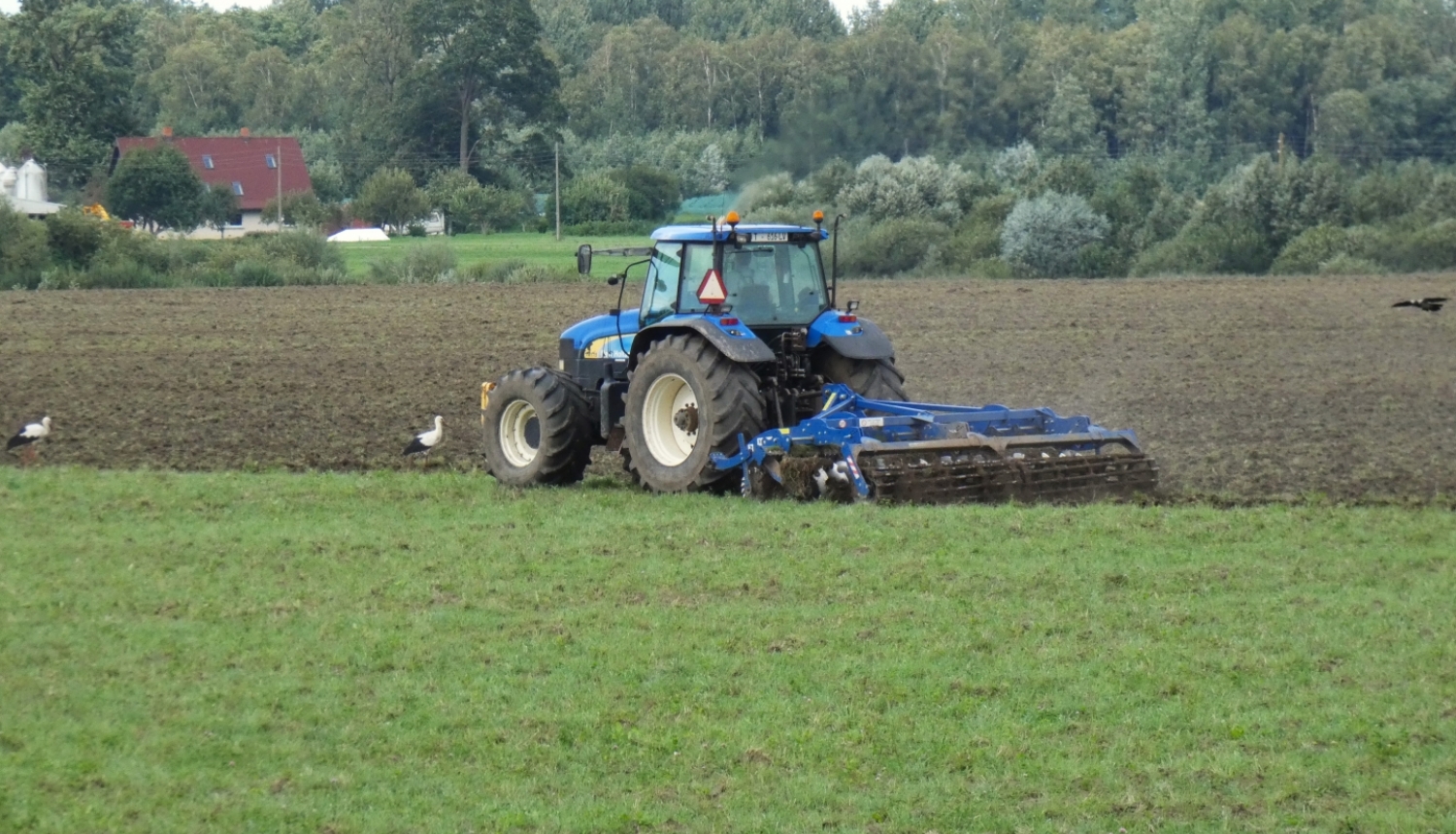 Traktors uz lauka