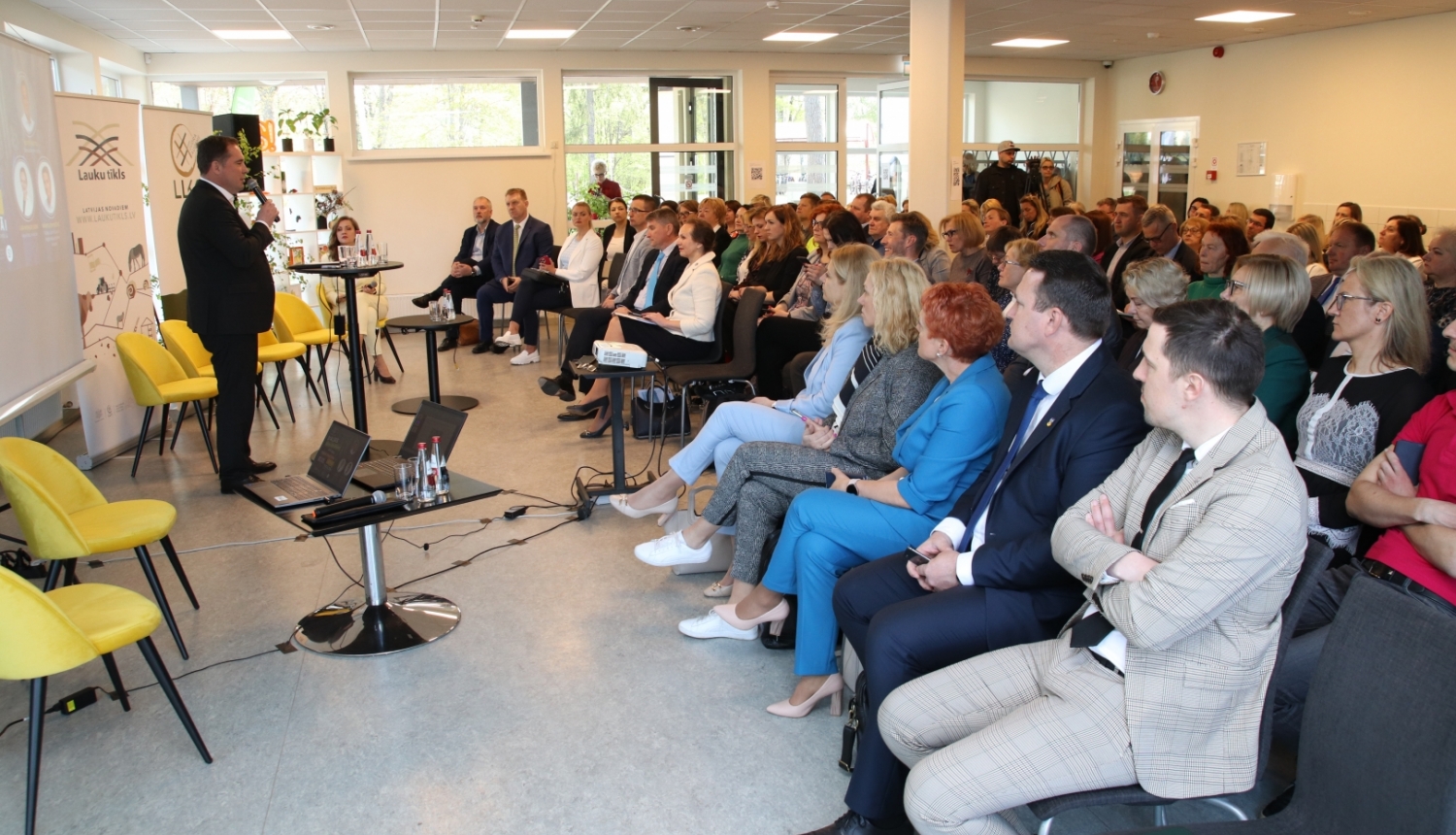 Zemkopības ministrs Didzis Šmits diskusijā stāsta par nepieciešamību mainīt skolu ēdināšanas sistēmu