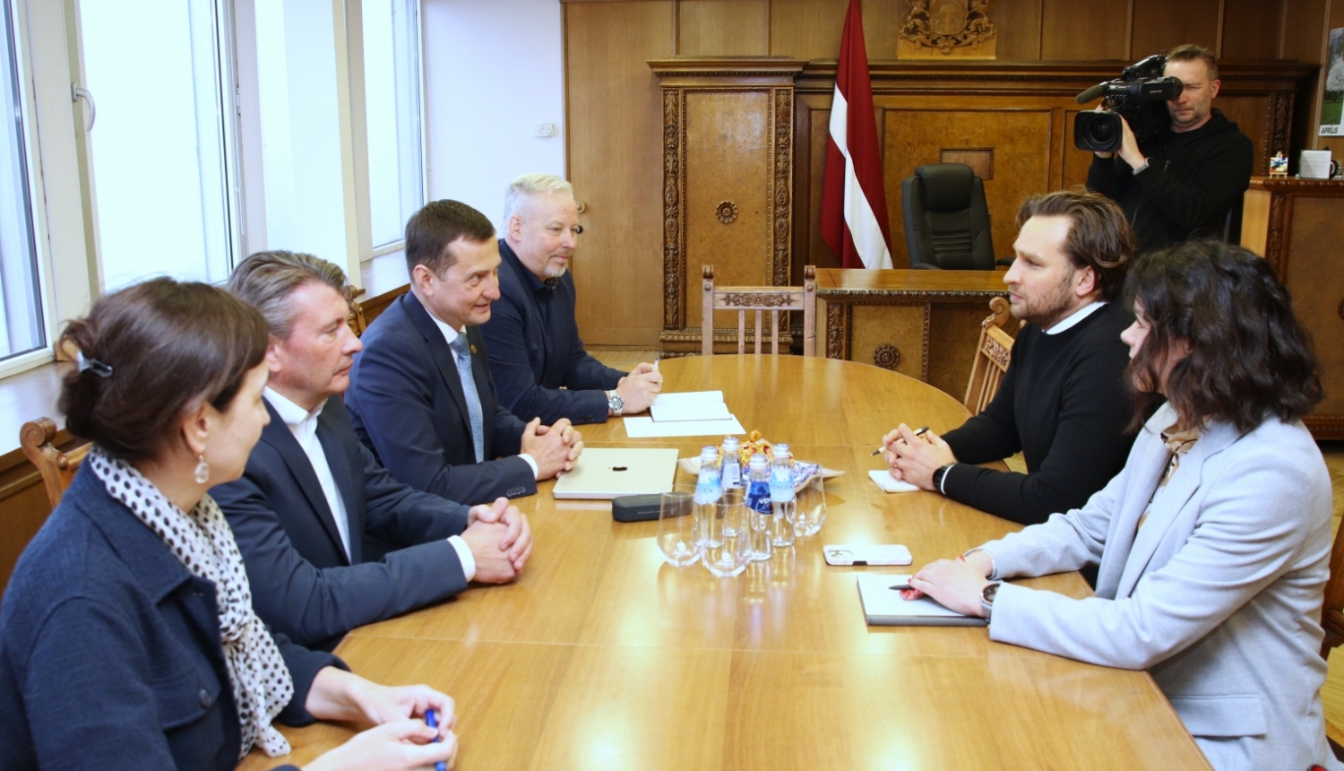 Zemkopības ministrs un ministrijas pārstāvji pie galda runā ar SIA "Maxima Latvija" pārstāvjiem