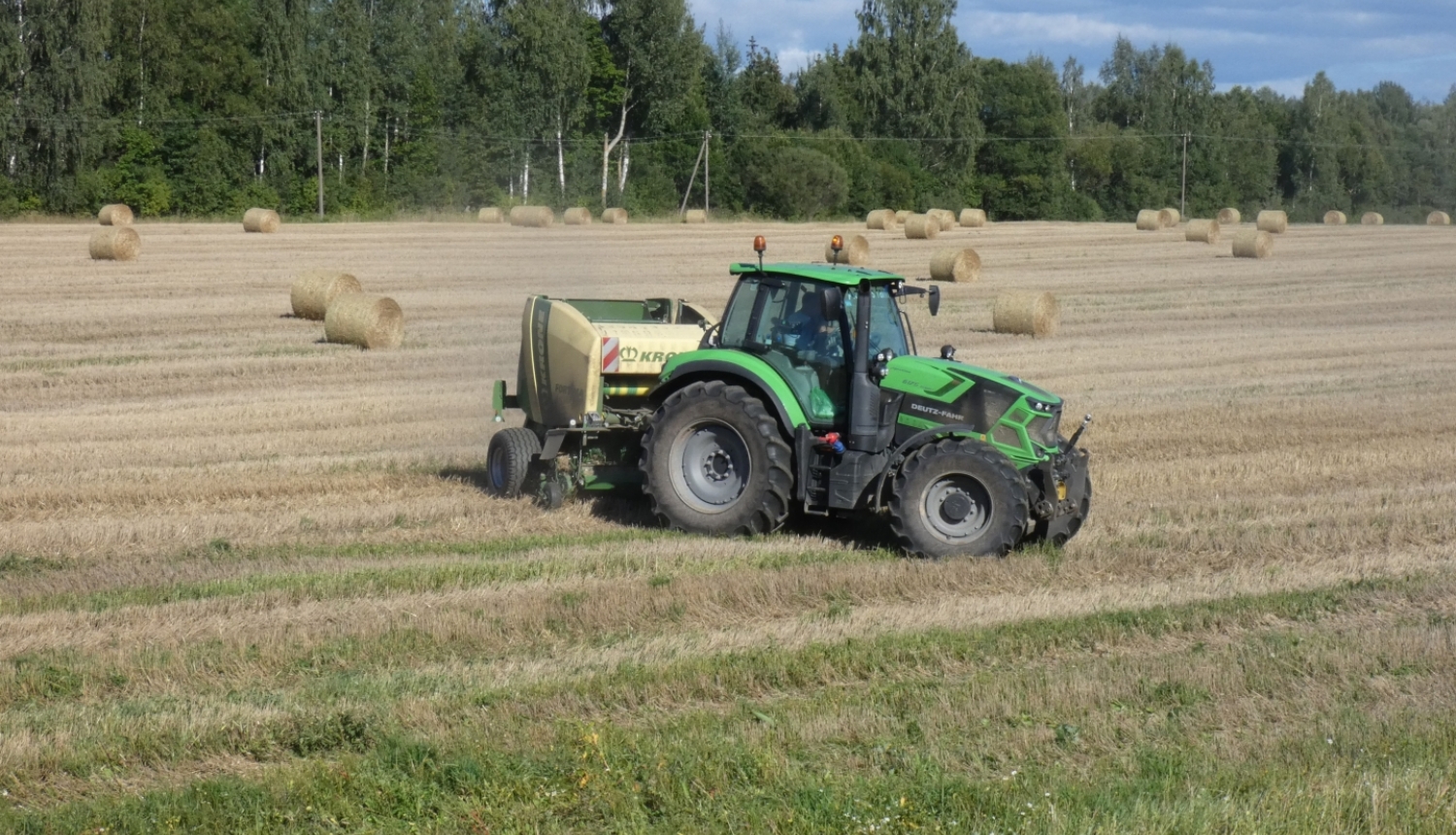 Traktors pļavā