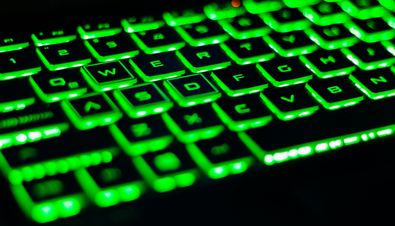 Zaļā neona krāsā izgaismota tastatūra 