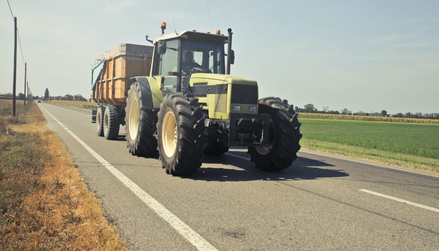 Traktors uz ceļa